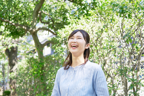 女性 笑顔 屋外