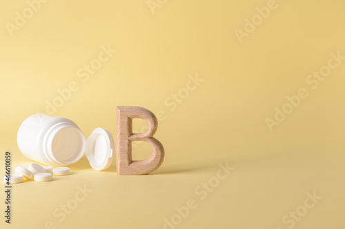 Vitamin B pills on color background photo