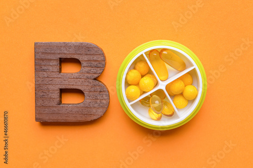 Vitamin B pills on color background photo