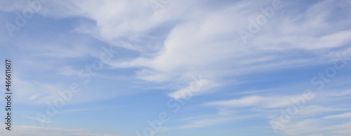 爽やかな青空と、ハケで刷いたような流れのある白い雲