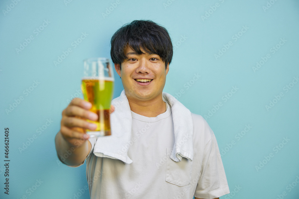 画面に向かって乾杯をする若い日本人男性	