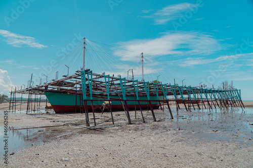 Chart ships that leaned on the shore at low tide