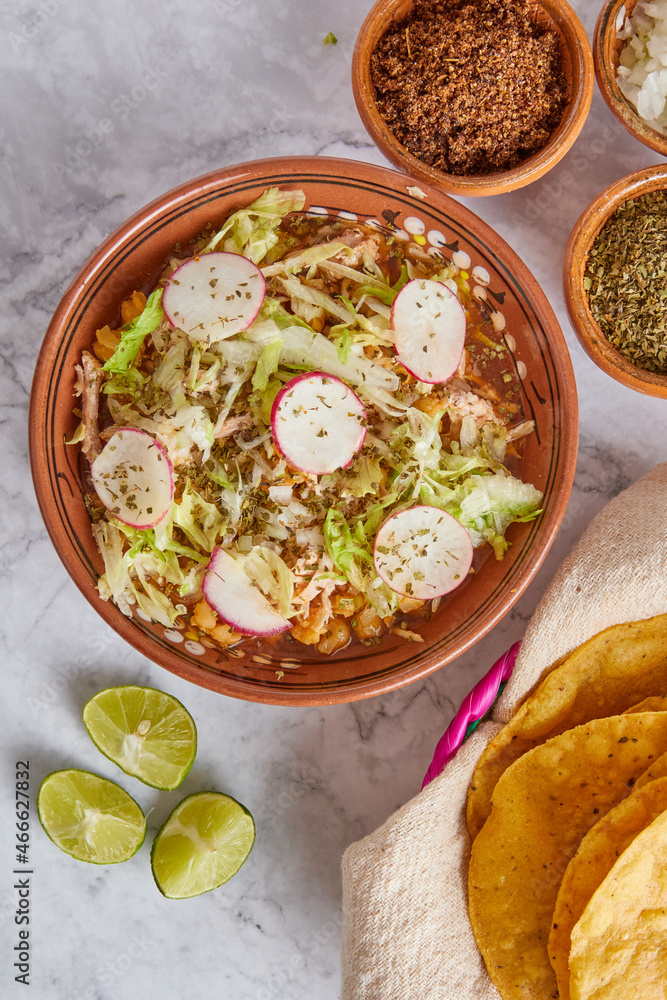 Pozole rojo, sopa mexicana de maíz, comida tradicional en México hecha con granos de maíz y carne de puerco. Pozole rojo, sopa mexicana de maíz, comida tradicional en México hecha con granos de maíz y carne de puerco.