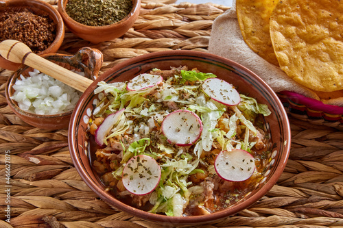 Pozole rojo, sopa mexicana de maíz, comida tradicional en México hecha con granos de maíz y carne de puerco.
