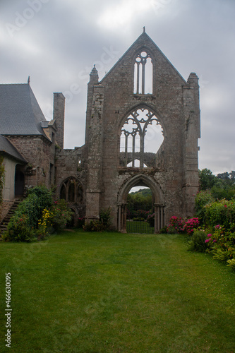 ruiny gotyckiego kościoła
