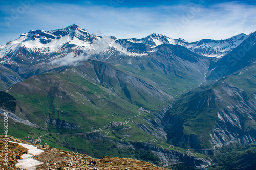 mountain peak snow in Alps nature panorama. O  nie  ona g  ra w Alpach 