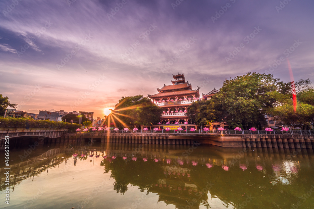 Obraz premium Twilight view of Phap Hoa Pagoda, Ho Chi Minh city, Vietnam. The ancient temple in Southeast Asia. on the vesak festival 2021.