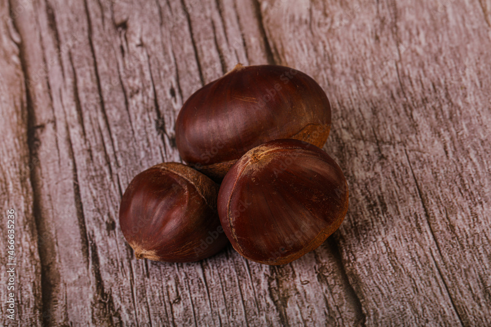 Obraz premium Organic natural sweet Chestnut heap