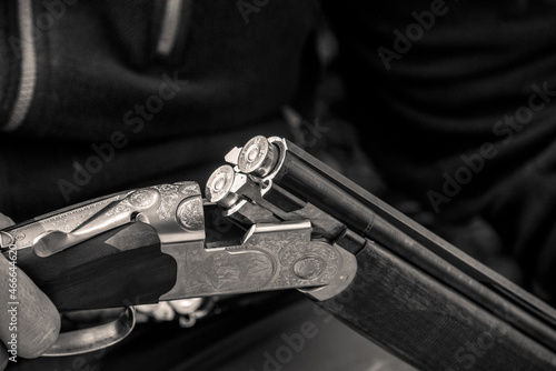 Mit 2 Patronen geladene Schrotflinte geöffnet auf der Jagd im Revier  photo