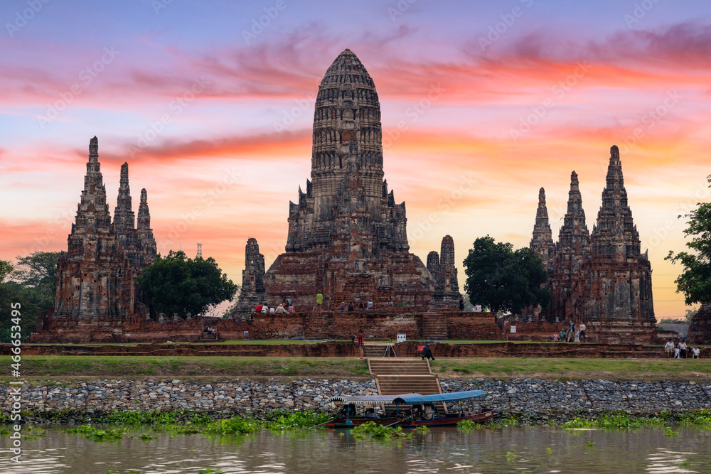 Fototapeta premium Beautiful temple Wat Chaiwatthanaram in area Ayutthaya Historical Park, Ayutthaya