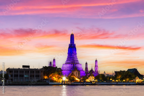 Wat Arun and Chao Phraya River with beautiful sunset sky background, Bangkok © Southtownboy Studio