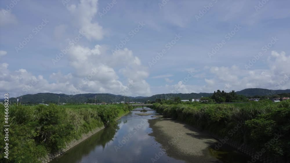 沖縄の我部祖河川の農道　田舎　川