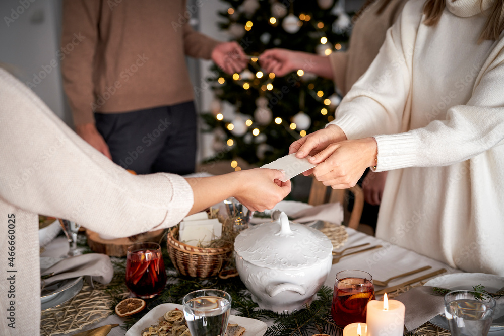 Φωτογραφία Family sharing the wafer at the Christmas Eve