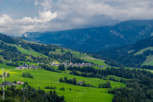 Fototapeta Naklejka Na Ścianę i Meble -  Schöne Erkundungstour durch das Alpenland Österreich. 