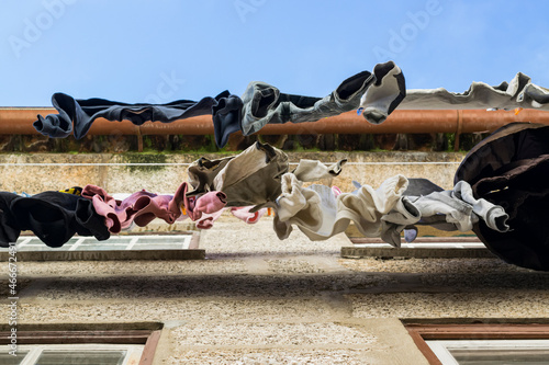 Ropa tendida en balcones de casas de la ciudad de Oporto, Portugal.