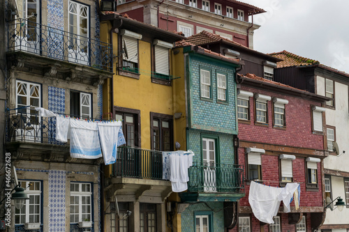 Photos Ropa tendida en balcones de casas de la ciudad de Oporto, Portugal