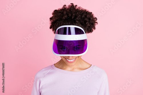 Foto Portrait of young funky smiling childish african female wear visor fooling aroun