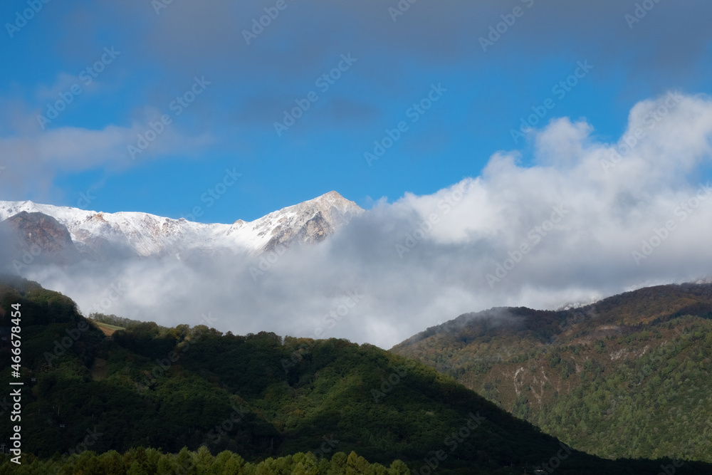 Fototapeta premium 青空と見事な山