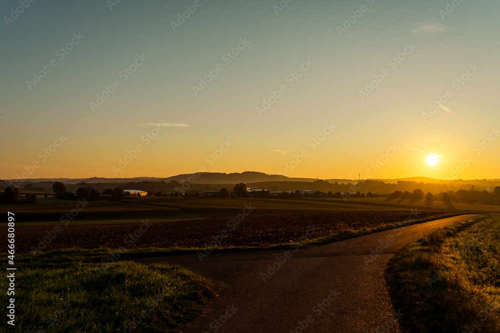 Goldener Sonnenaufgang in Deutschland, Feldweg, Ländlicher