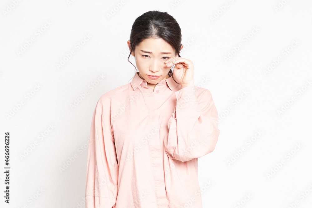 悲しくて泣いている女性