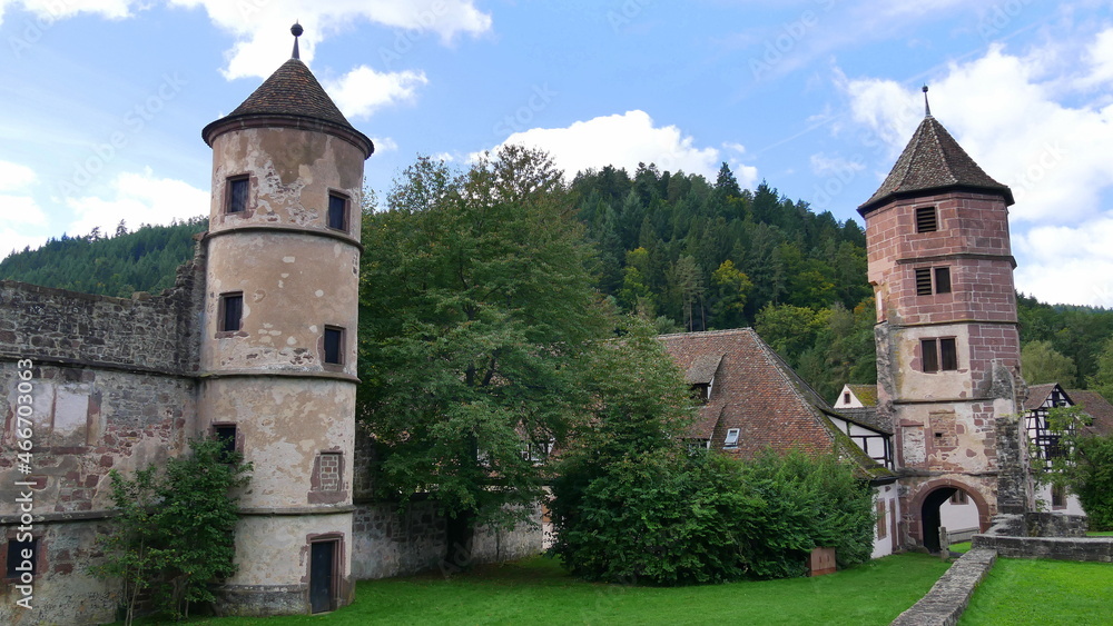Fototapeta premium Blick auf den Torturm und den Südflügel mit Treppenturm des ehemaligen Klosters St. Peter und Paul in Calw-Hirsau, Schwarzwald 