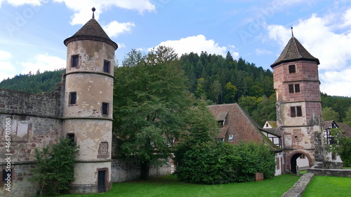 Blick auf den Torturm und den Südflügel mit Treppenturm des ehemaligen Klosters St. Peter und Paul in Calw-Hirsau, Schwarzwald 