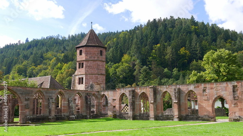 Blick auf den Torturm und Kreuzgang des ehemaligen Klosters St. Peter und Paul in Calw-Hirsau, Schwarzwald 