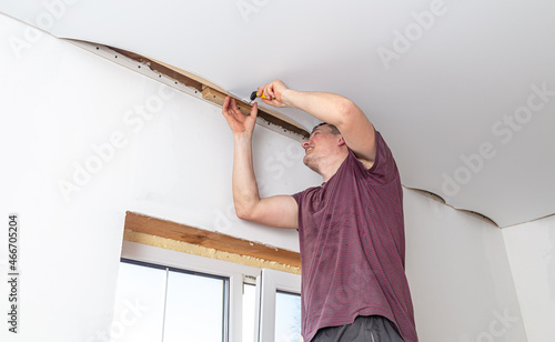 The technology of stretching the stretch ceiling in the room.