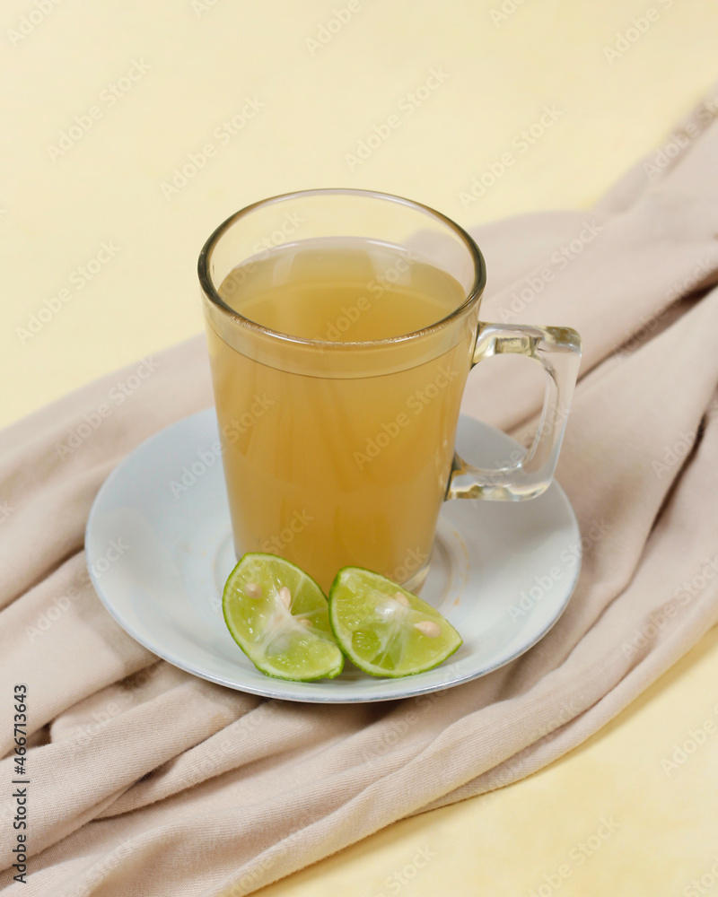Hot ginger drink is a popular drink because it can provide a warm feeling at night. Ginger is a plant whose rhizomes are often used as spices and raw materials for traditional medicine. Hot ginger drink is a popular drink because it can provide a warm feeling at night. Ginger is a plant whose rhizomes are often used as spices and raw materials for traditional medicine.
