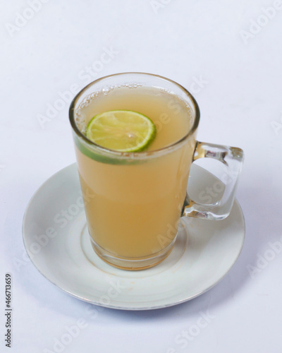 Hot ginger drink is a popular drink because it can provide a warm feeling at night. Ginger is a plant whose rhizomes are often used as spices and raw materials for traditional medicine.