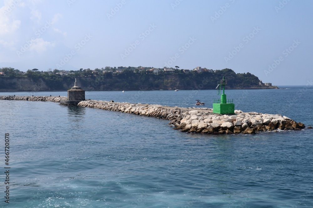 Naklejka premium Procida – Scorcio del molo sopraflutto del porto di Marina Grande