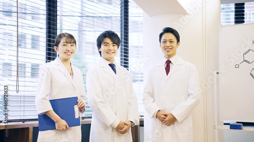 白衣を着た日本人グループ 医師 科学者
