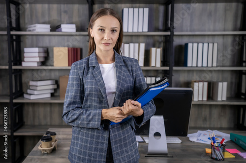 the business woman assign the new job to her staff.