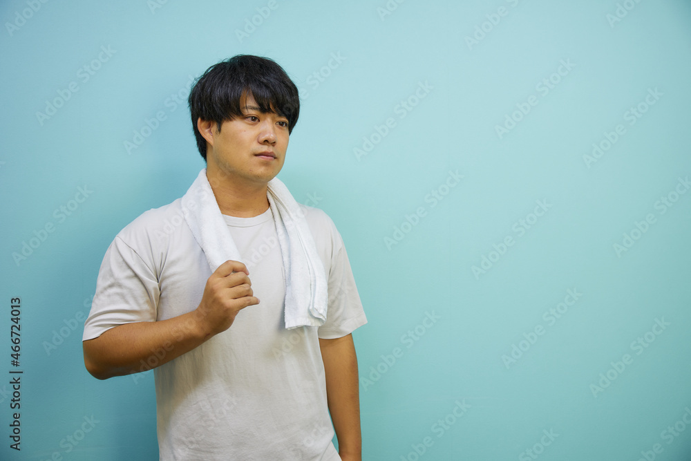 白シャツを着て、タオルを首に巻いたアジア人男性 白シャツを着て、タオルを首に巻いたアジア人男性