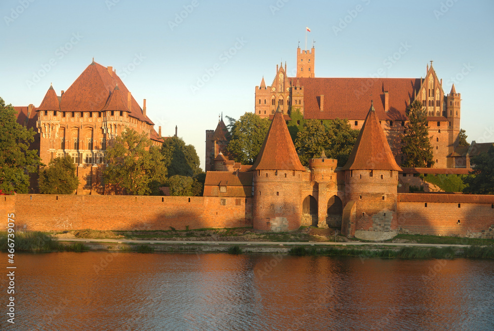 Obraz premium Zamek krzyżacki w Malborku o zachodzie słońca
