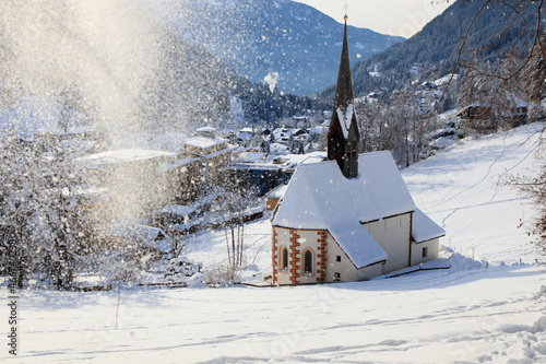 Kirche von St. Kathrein in Bad Kleinkirchheim/Österreich an einem strahlenden Wintertag