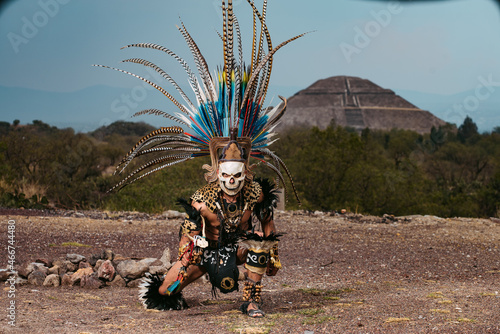 Mictlantecuhtli - cultura Mexica,  en esta cultura la muerte es una forma de evolucionar y trascender.	
