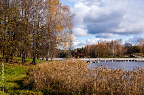 Fototapeta Naklejka Na Ścianę i Meble -  Jesień nad zalewem Czapielówka w Puszczy Knyszyńskiej, Podlasie, Polska