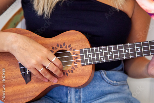 Detalle de mujer tocando el ukelele