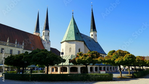 Gnadenkapelle und Stiftspfarrkirche St. Philipp und Jakob auf Kapellplatz in Altötting mit blauem Himmel photo