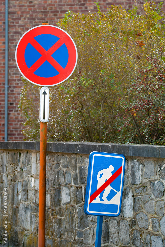 Panneaux : fin de zone de travaux et stationnement interdit Stock Photo ...