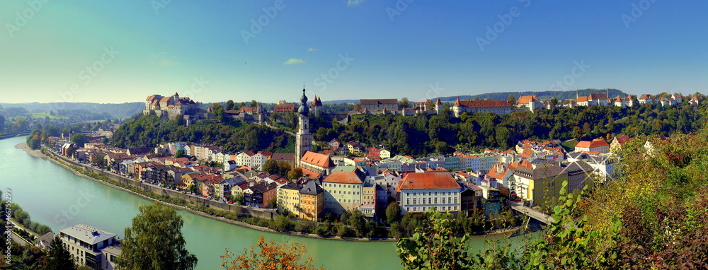 Panorama der längsten Burg der Welt in Burghausen erhebt sich über dem Fluss Salzach bei blauem Himmel