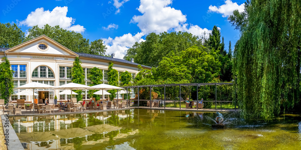 Orangerie im öffentlichen Park in Bad Homburg vor der Höhe, Taunus, Hessen, Deutschland 