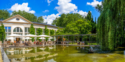 Orangerie im öffentlichen Park in Bad Homburg vor der Höhe, Taunus, Hessen, Deutschland 