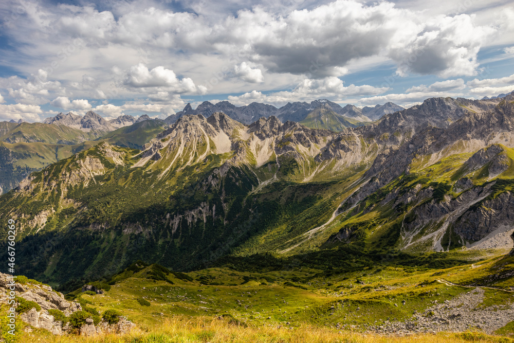 Landschaft im Kleinwalsertal in Österreich