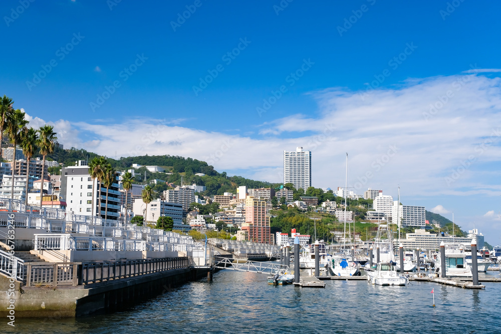 Fototapeta premium 静岡県熱海市 渚デッキから見る熱海の海沿い