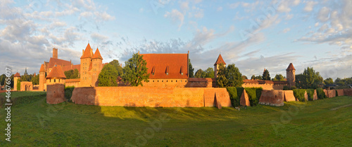 Zamek krzyżacki w Malborku o wschodzie  słońca