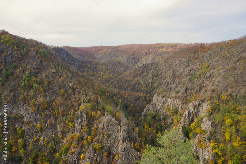 Blick über das Bodetal in Thale im Harz im Herbst