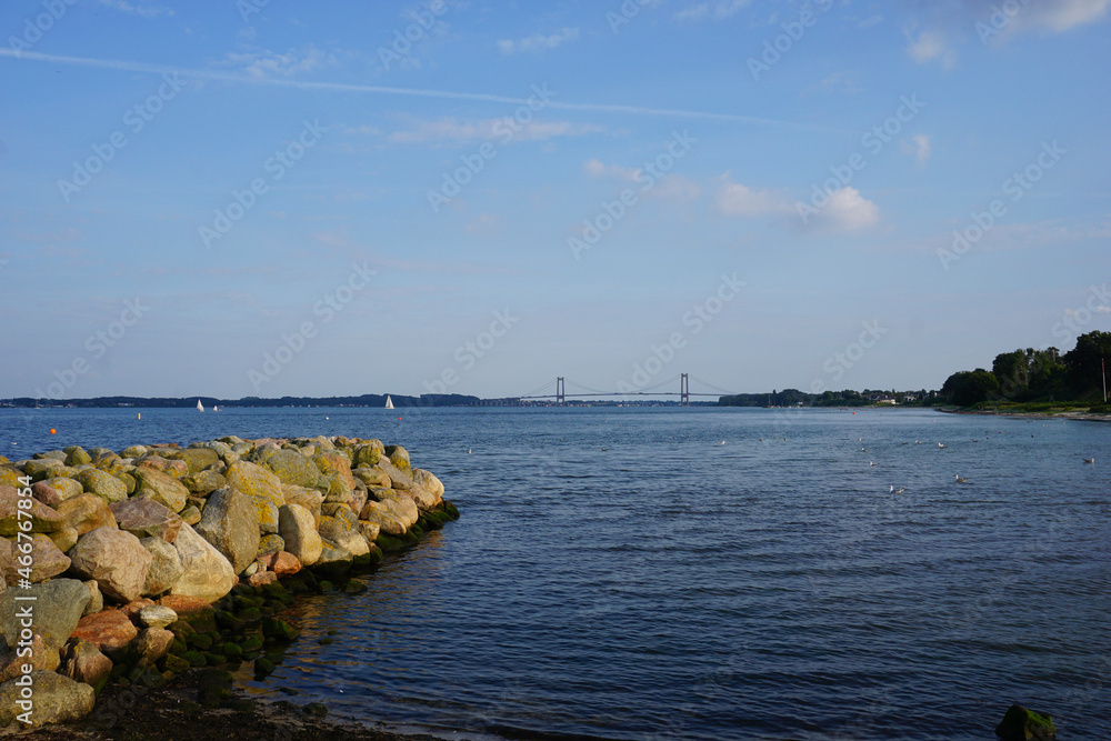 Blick über das Wasser auf die neue Lillebaelt Brücke zwischen Fredericia (Jylland) und Middelfart (Fyn)