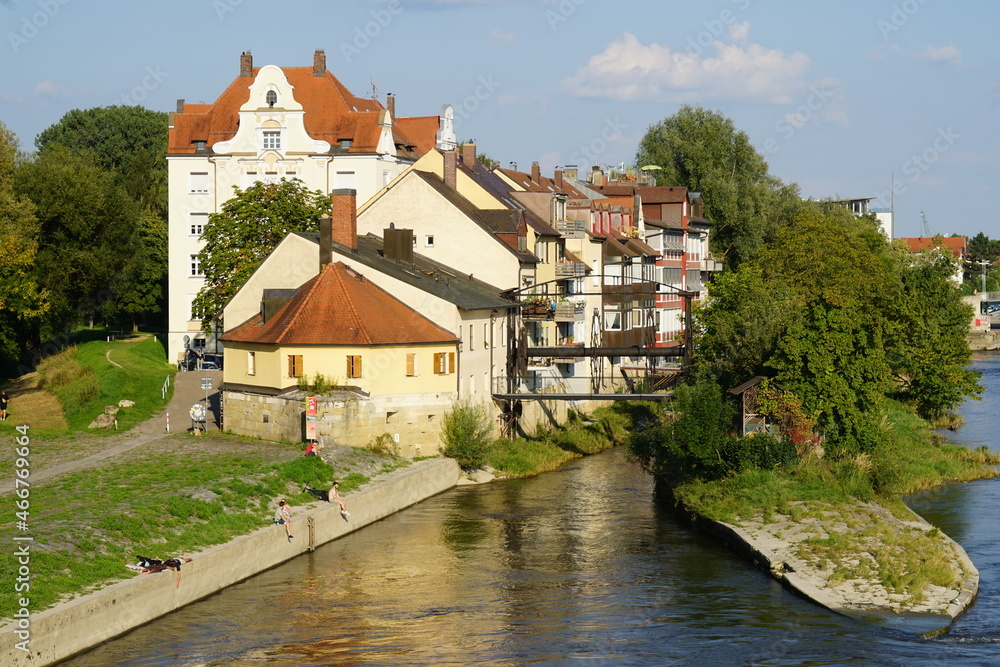 Blick zur Donauinsel Unterer Wöhrd in Regensburg